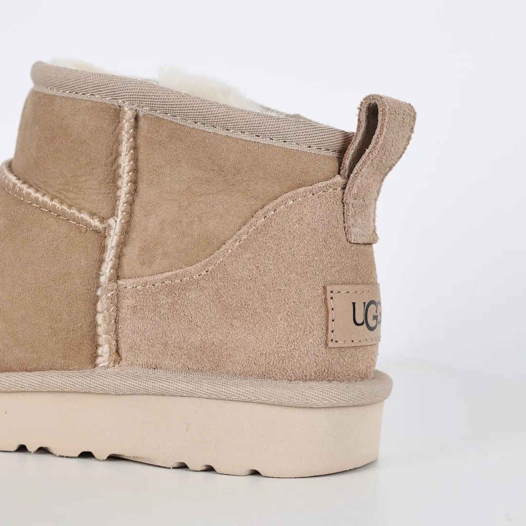 Pick up locally 💰520 Core recommendation Good price It is a very suitable choice for home furnishings. In the new year, uug launched a series of styles, which are partial to the preferences of young consumers and have also moved to the forefront of fashion trends. Shoe body material: water-repellent coated suede upper, 17mm UGGPURE™ implantable wool insole, lightweight non-slip and comfortable rubber outsole, with brand LOGO and trademark. Comes with a full set of packaging. Size: 35 36 37 38 39 40 41 42 43 44